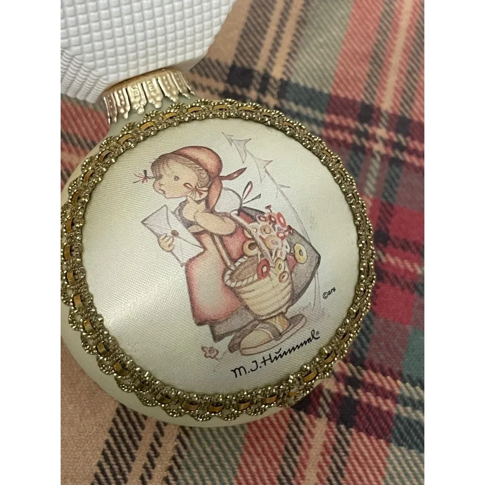 M.J. Hummel Glass Ball Ornament Unisex OS Cream Excellent‎ 2002 American Classic